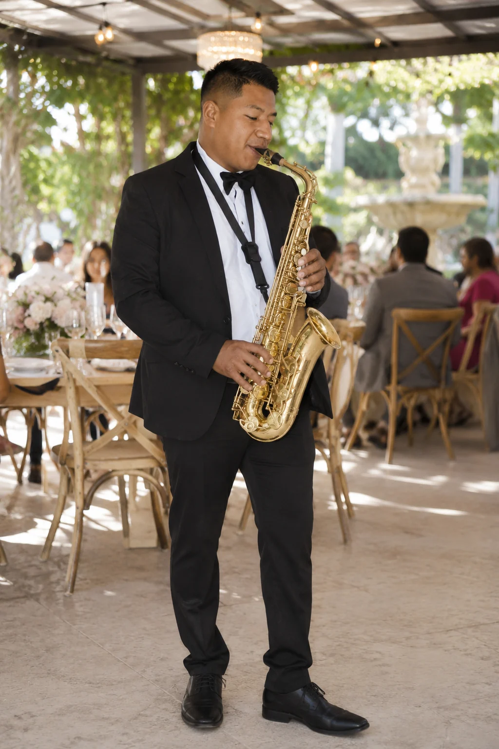 Cairo Sax tocando saxofón en un almuerzo o reunión especial